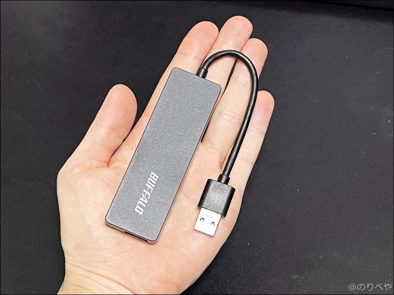一番安いUSBハブ3.0「バッファロー USBハブ 4ポート」は手のひらサイズでとても小さい！