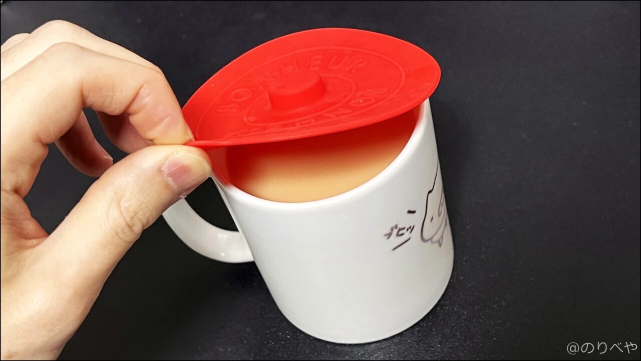 紅茶のフタを飲んでいるミルクティーの上に乗せれば保温できる（冷めるのを防ぐ）