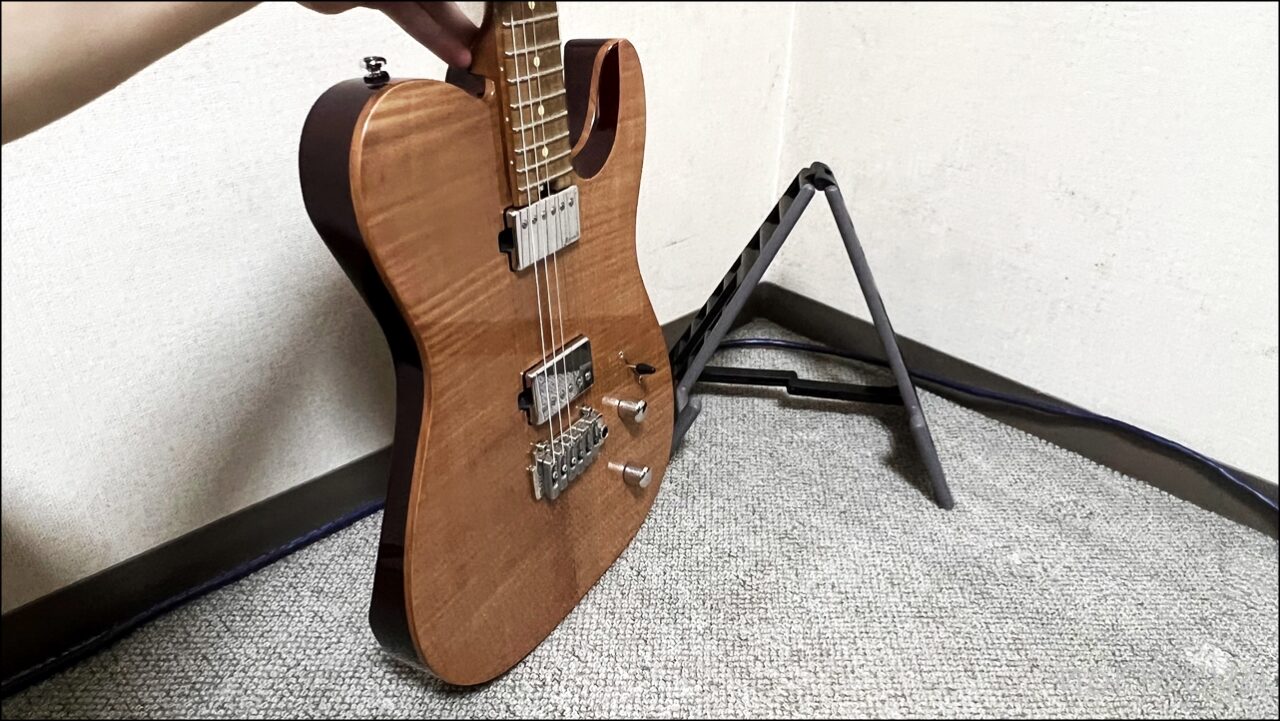 「K&M WAVE 20ギタースタンド」はギターを置いてもしっかりホールドされて傾くことはない。安定感抜群！【小さくて軽く安い折りたたみスタンド】