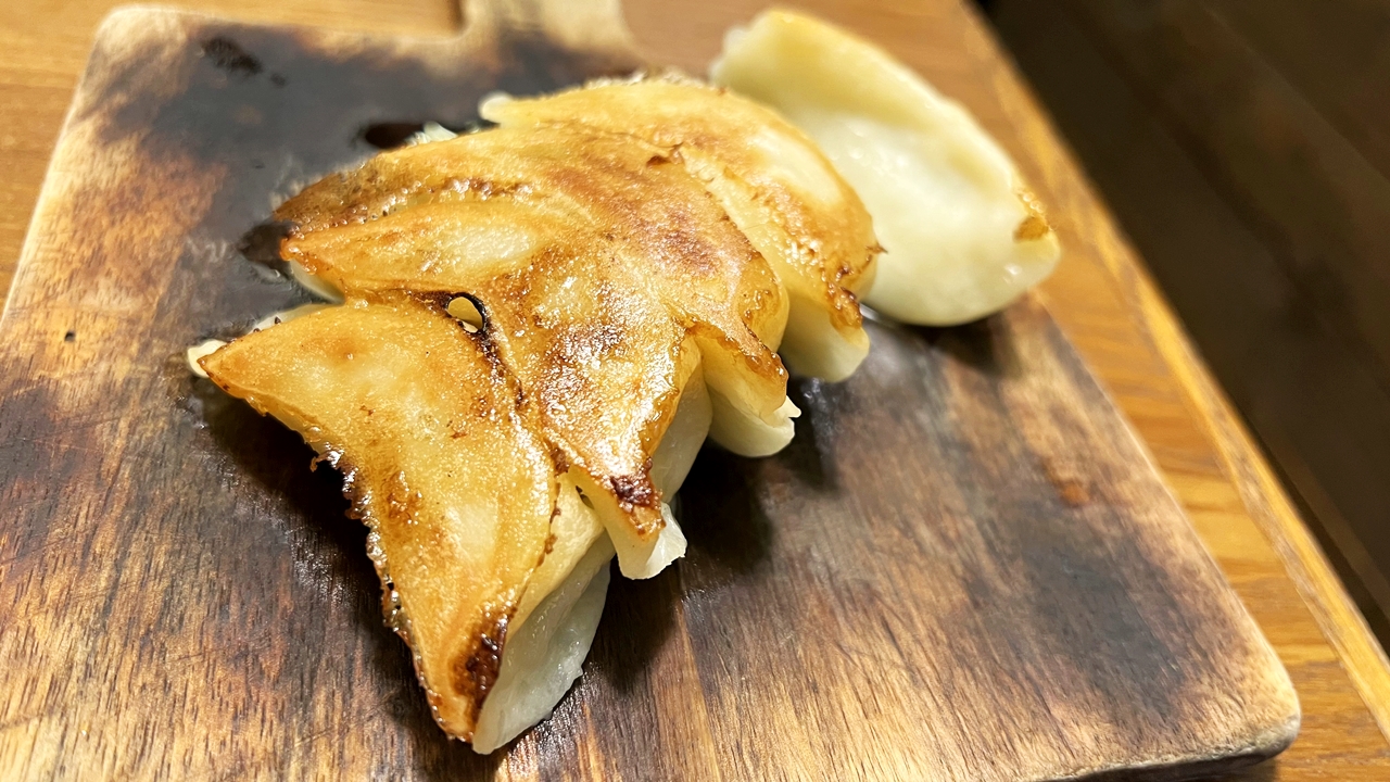 「東京餃子 あかり 飯田橋」の食べ放題は餃子の味があまりおいしくない【不満度:★★☆☆☆】