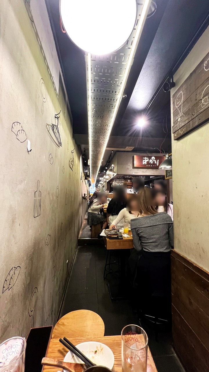 「東京餃子 あかり 飯田橋」はお店が狭い、案内されたテーブルの位置が良くない【不満度:★☆☆☆☆】